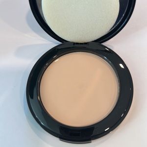 BeYu Catwalk Compact Powder 4